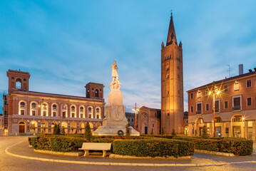 Fototapete - Forlí - The piazza Aurelio Saffi square with the his memorial and Basilica San Mercuriale at dusk.