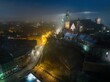 Nocny widok na Zamek Królewski na Wawelu w Krakowie z drona