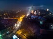 Nocny widok na Zamek Królewski na Wawelu w Krakowie z drona