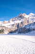 Wintersport in den Bergen in der Schweiz, Winterwanderung und Hiking im Schnee mitten in den Alpen
