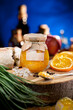 Orange jam Konfitura z pomarańczy w aranżacji stołu kuchennego na którym jest, pomarańcza, chleb, cebulka zielona, 