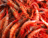 Fototapeta Miasto - Raw fresh shrimps in a pile at a seafood market