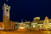 Piazza Del Duomo A Trento Con La Fontana Del Nettuno E Albero Di Natale