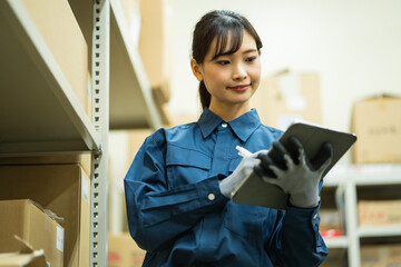 Canvas Print - タブレットを操作する作業着を着た日本人女性