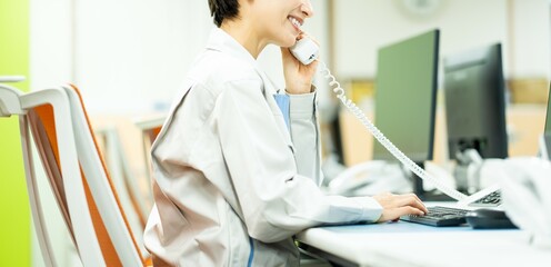 Sticker - 電話をかける若い日本人女性