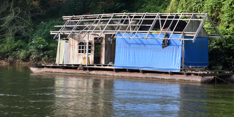 Poster - Hausboote am Ufer des River Kwai, Thailand