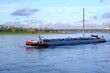 Frachtschiff auf dem Rhein mit Panorama von Düsseldorf