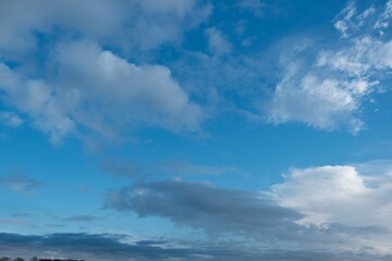 Farbiger Himmel mit interessanten Wolken als Hintergrund