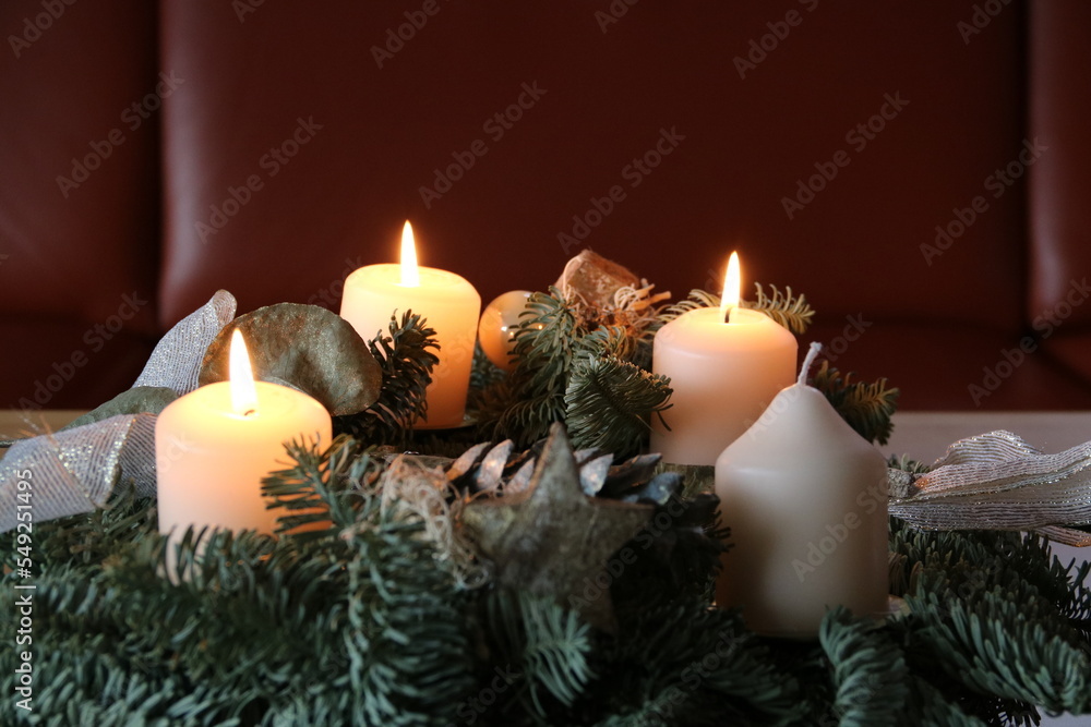 3 Kerzen brennen am Adventskranz am 3. Advent Stock Photo
