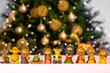Escenas de navidad con mini pesebres hechos a mano con materiales reciclados. Animales hechos de alpaca con lana color blanco. Fondo navideño blanco y verde con dorado. Escenas de indígenas andinos.