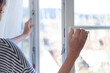 canvas print picture - Frauenhände beim Öffnen eines Fenster zum Lüften der Wohnung - Konzept zum richtigen Heizen und Lüften