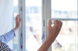 canvas print picture - Hände beim Öffnen eines Fenster zum Lüften der Wohnung - Konzept zum richtigen Heizen und Lüften