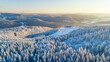 Weiter Blicke auf die verschneiten Berge des Thüringer Waldes rund um den Rennsteig im Winter von oben