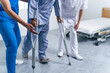 松葉杖を使ってリハビリする患者とケアスタッフ