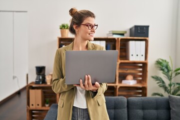 Poster - Young blonde woman psychologist using laptop at psychology center