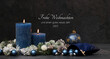 canvas print picture - Weihnachtskarte: Elegante Weihnachtsdekoration mit Kerzen und Weihnachtskugeln in den Farben blau und schwarz mit Text Frohe Weihnachten und ein gutes neues Jahr 2023.