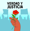 Mano con rosa roja en macha por Detenidos Desaparecidos en Chile