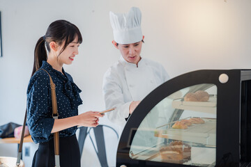 Poster - お店でスイーツを選ぶ若い女性