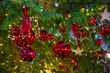 Christbaumkugeln hängen in einem Weihnachtsbaum