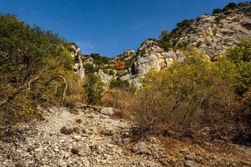 Sticker - Scenic view of the hiking area Sentier Blanc-Martel with colorful trees under the blue sky in autumn