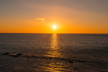  海岸と海に朝日の太陽