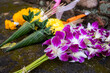 Blumen zum Beten und Gedenken in thailändischem Tempel in Chiang Mai (Norden von Thailand)