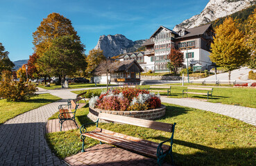 Fototapete - Wonderful bright scene of Grundlsee lake in austrian Alps. Amazing nature landscape in sunny day. Great view on park and lake. Awesome summer scene. Grundlsee. Austria. Europe