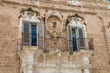 © AngelLuis - Balcón del Palazzo Palmieri del siglo XVIII en Monopoli, Italia. Ricos detalles arquitectónicos y artísticos labrados en mármol y envejecidos por el paso del tiempo.