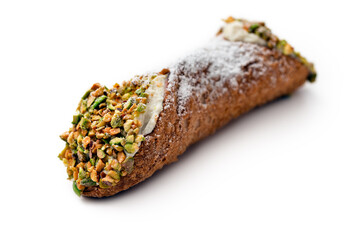 Tipico cannolo siciliano con ricotta e pistacchi, tradizionale dessert italiano isolato su fondo bianco