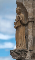 Statue de musicienne à la flûte de pan au Puy-en-Velay, Haute-Loire, France