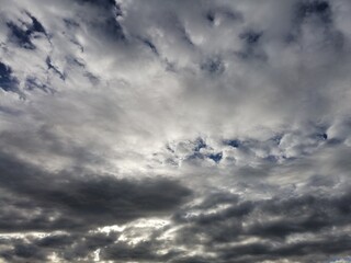 Fondo natural con detalle de multitud de nubes con luz filtrada