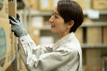 Poster - 倉庫内で作業をする日本人女性