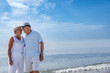 coppia di anziani coniugi si abbraccia affettuosamente vicino alla riva in una spiaggia 