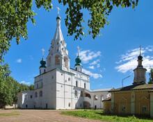 Veliky Ustyug, Russia. View Of Archangel Michael Cathedral From Belfry Side, And Small Church Of Mid-Pentecost. The Cathedral Was Built In 1653-1656. The Church Was Built In 1710.