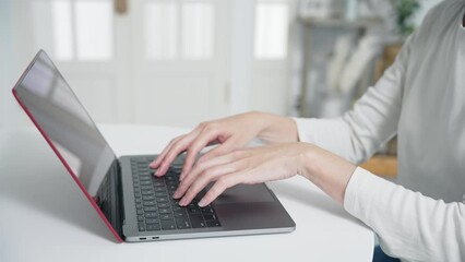 Aufkleber - Woman using a laptop PC in office.