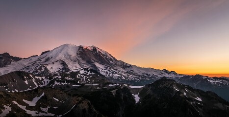 Canvas Print - Beautiful soft pink sunset over the snowy Mount Rainier