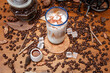 Mrożone cappuccino, mrożone caffe latte — kawa z mlekiem i kostkami lodu