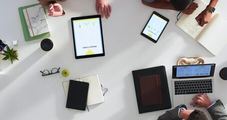 Leinwandbilder - Table, speed and busy people planning digital marketing campaign with laptop notebook, sticky note and tablet tech. Brainstorming top view, business people collaboration and fast diversity teamwork