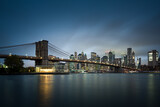 Fototapeta Nowy Jork - Brooklyn Bridge mit New Yoek Skyline zur blauen Stunde.
