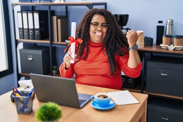 Poster - Plus size hispanic woman working at the office holding diploma pointing thumb up to the side smiling happy with open mouth