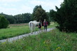 FU 2021-09-12 Acker 61 Leute gehen im Park mit einem Pferd spazieren
