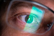 Gereizte Augen eines Brillenträgers durch Arbeit an Bildschirmen