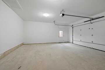 Poster - Interior of an empty house for sale