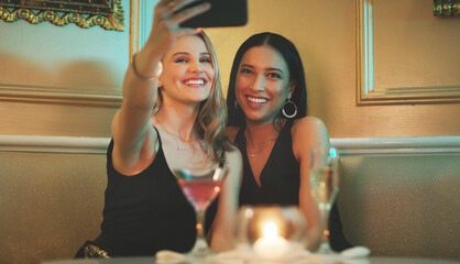 Canvas Print - Girl friends, phone and selfie at a nightclub for cocktail celebration with happy women and alcohol. Mobile photo, smile and restaurant drinks of people at a event for new year or happy hour