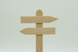 Poste indicador de cruce de caminos de madera con flechas opuestas, sobre fondo blanco
