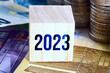 Euro Geldscheine und Münzen und das Jahr 2023