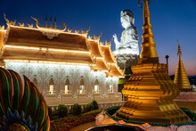 Beleuchteter Wat Huay Pla Kang Bei Dämmerung Und Sonnenuntergang In Chiang Rai (Thailand, Asien) Thailändischer Buddhistischer Tempel