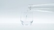 Wasser wird in ein  Glas gegossen Trinkwasser glass of water