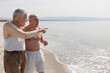 © alex.pin - coppia di anziani al mare indicano l'orizzonte