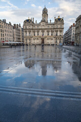 Wall Mural - hôtel de ville à Lyon place des Terreaux avec reflet sur sol mouillé